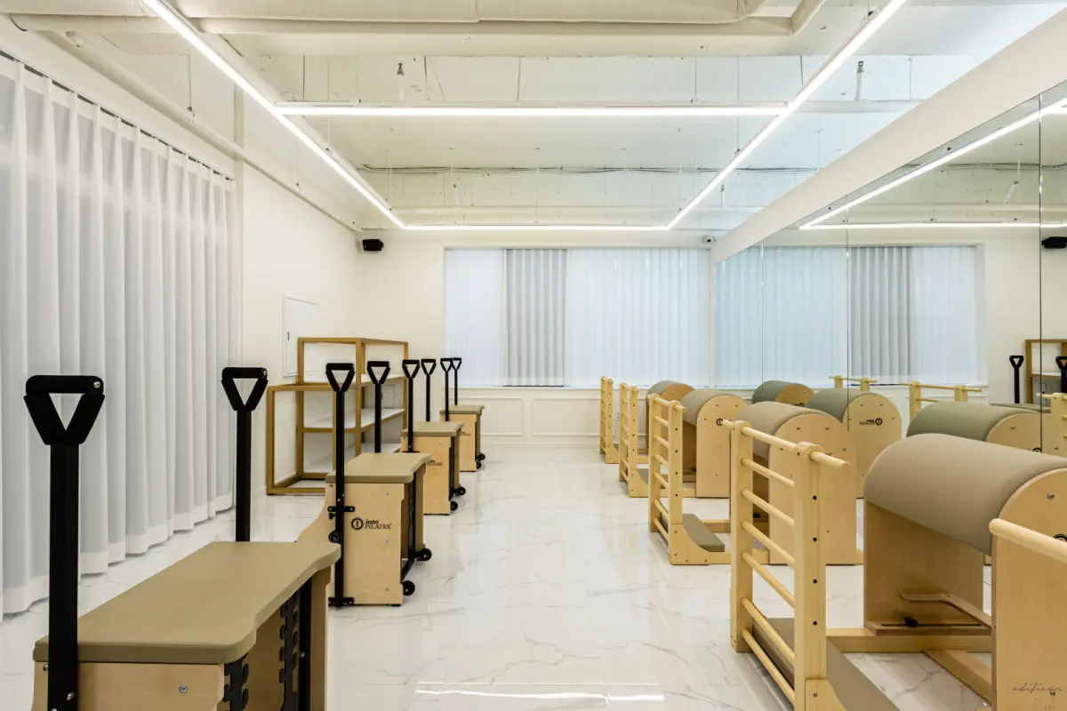 밝고 세련된 모던 필라테스 스튜디오 시공